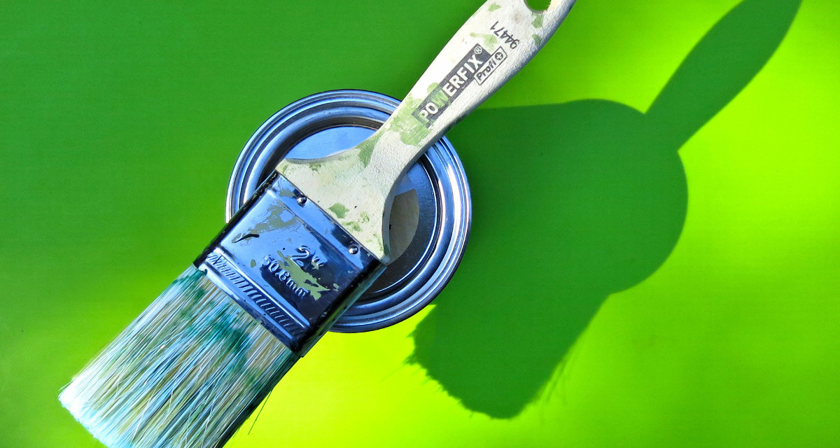 Symbolfoto „Pinsel vor grüner Wand“. Foto: pixabay.com | Ralph