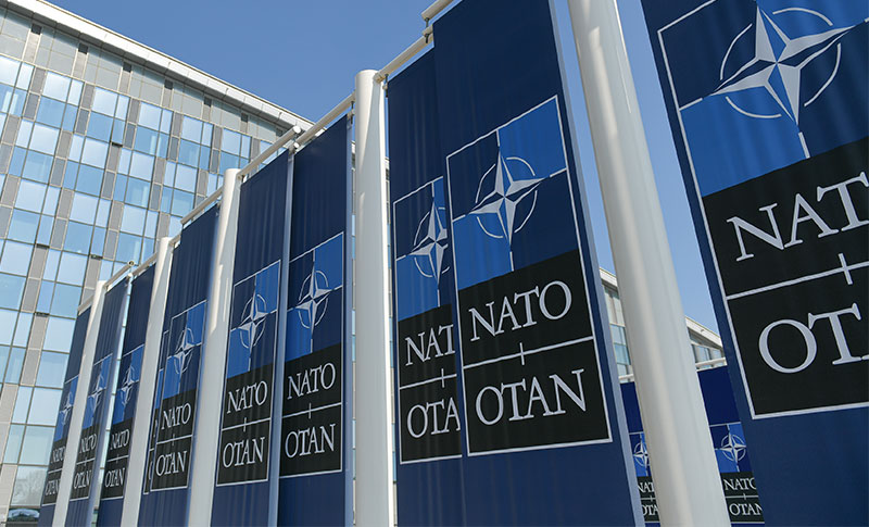 NATO-Logo-Flaggen vor dem Hauptquartier in Brüssel, Belgien. Foto: Adobe Stock | Dragoș Asaftei 