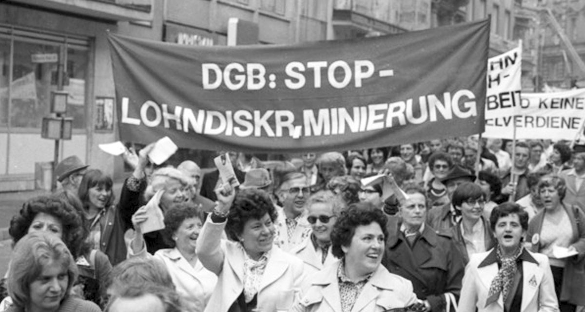 Demonstration im Jahr 1978 in Mainz gegen Lohndiskriminierung, Arbeitslosigkeit und für Lohngleichheit. Foto: picture alliance / Klaus Rose.