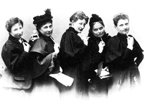 Frauen der radikalen Frauenbewegung um 1894: Anita Augspurg, Marie Stritt, Lily von Gizycki, Minna Cauer, Sophia Goudstikker (v.l.n.r.) Aufnahme Atelier Elvira