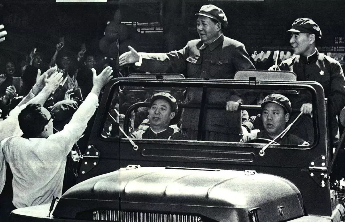 Mao Zedong und Lin Biao (stehend) während einer Arbeiterparade 1967. 