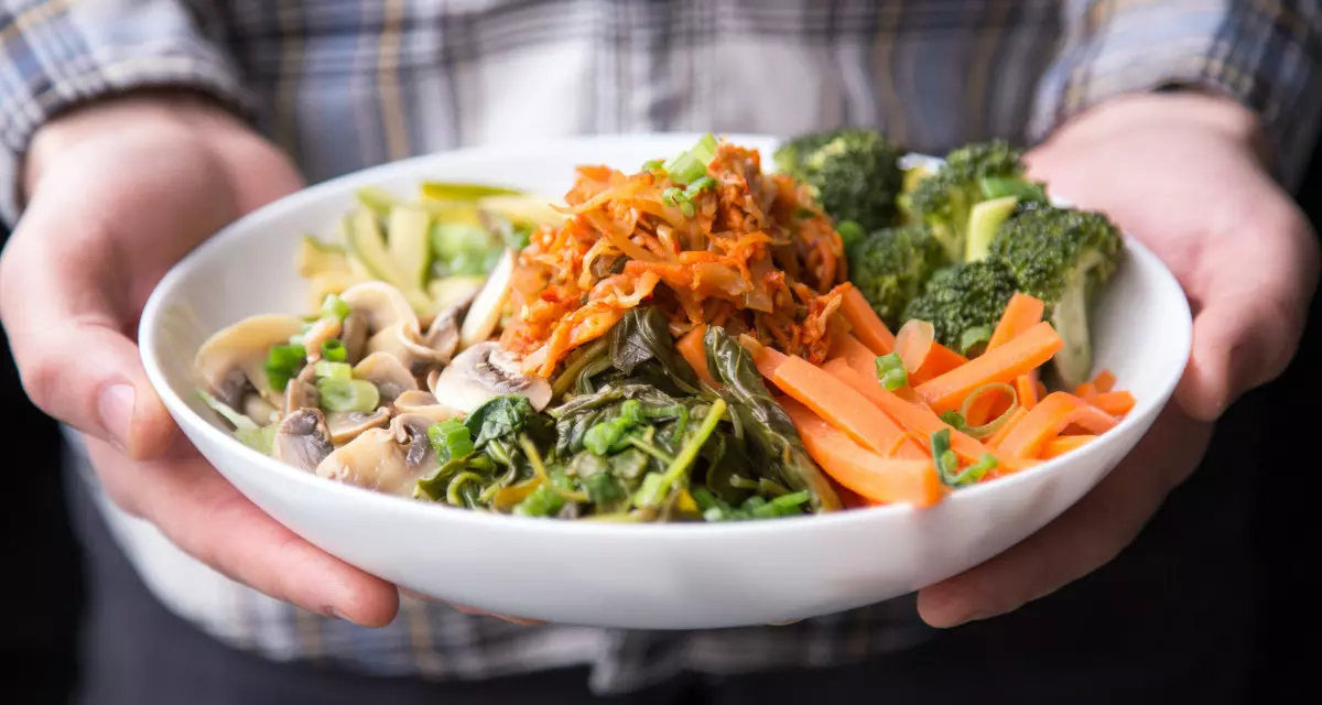 Teller mit Gemüse und Pilzen