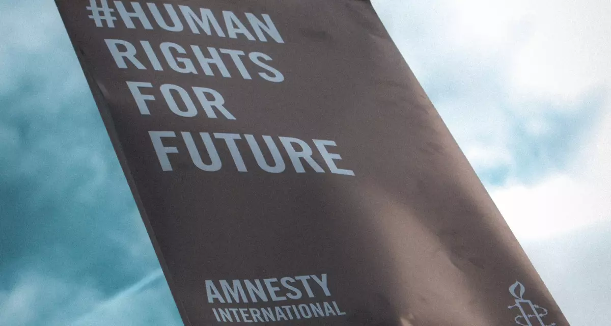 Menschenrechtsplakat von Amnesty International. Foto: unsplash | Christian Lue