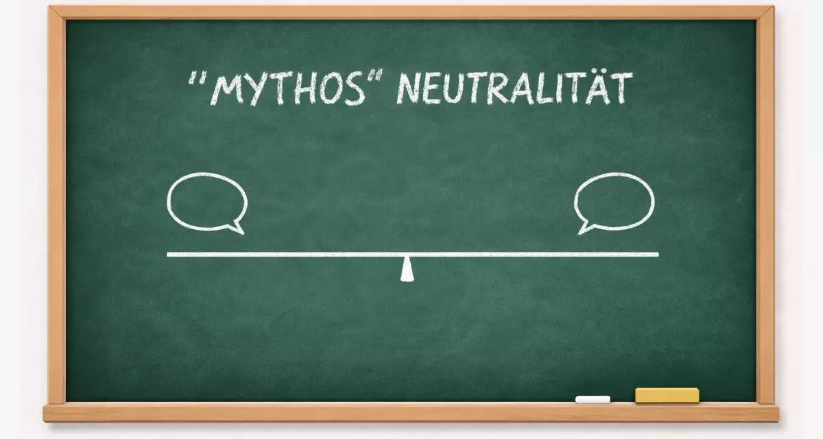 Grüne Schultafel mit Holzrahmen. In Kreideschrift steht „MYTHOS“ NEUTRALITÄT. Darunter eine waagerechte Linie mit zwei gegenüberliegenden Sprechblasen als Symbol für unterschiedliche Meinungen. Symbolbild: Mythos Neutralität in der Schule, KI-generiert mit ChatGPT.