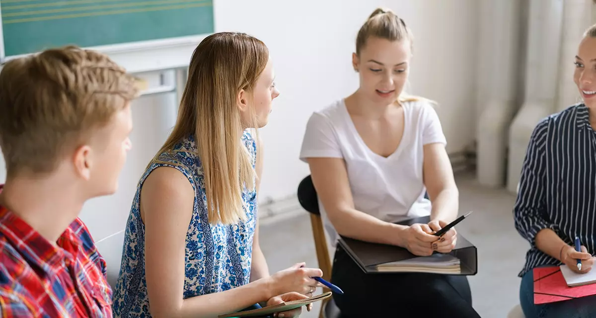Teilnehmende bei einer Fortbildung. Foto: Adobe Stock | contrastwerkststatt