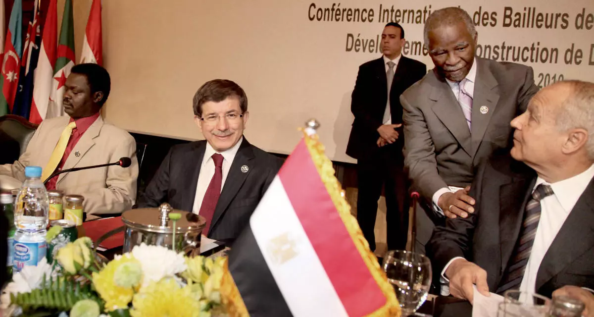 Der frühere türkische Außenminister Ahmet Davutoğlu (2. v. l.) steht mit seiner „Strategie der Tiefe“ für die neue Richtung der türkischen Außenpolitik. Mit Mitteln der Soft Power, wie etwa hier bei einer Konferenz zu humanitärer Hilfe für den Sudan im März 2010, will sich die Türkei durch eine proaktive und konstruktive Außenpolitik als Regionalmacht etablieren.