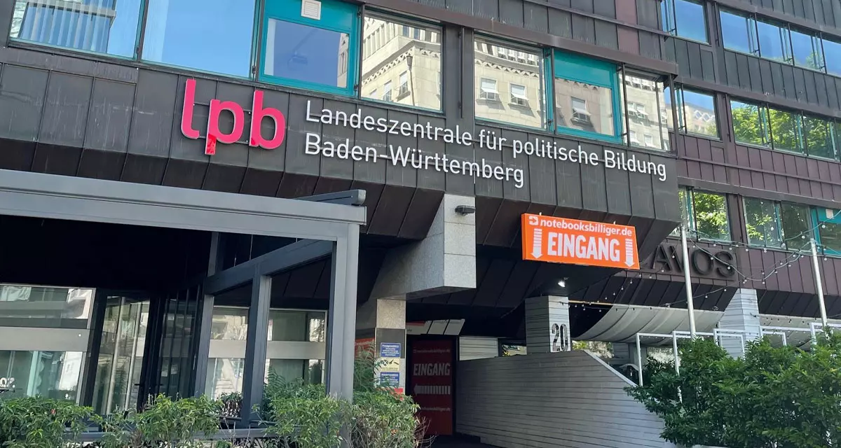 Eingangsbereich der LpB-Zentrale in der Lautenschlagerstr. 20 in Stuttgart. Eingangsbereich der LpB-Zentrale in der Lautenschlagerstr. 20 in Stuttgart.