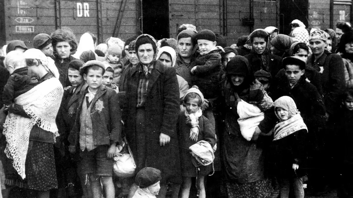 KZ Auschwitz, Ankunft ungarischer Juden, 1944. Foto: Wikimedia Commons / Bundesarchiv, Bild 183-N0827-318; CC-BY-SA 3.0