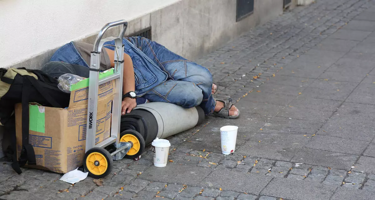 Ein wohnungsloser Mensch liegt mit seinem wenigen Hab und Gut auf der Straße. Foto: Pixabay | Apollo22
