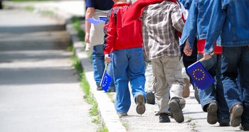 Kinder auf einem Weg mit Europaflaggen in den Händen. Foto: Adobe Stock | .shock