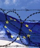 EU Flag and fence with barbed Wire. Foto: © Savvapanf Photo, Adobe Stock, 205271093