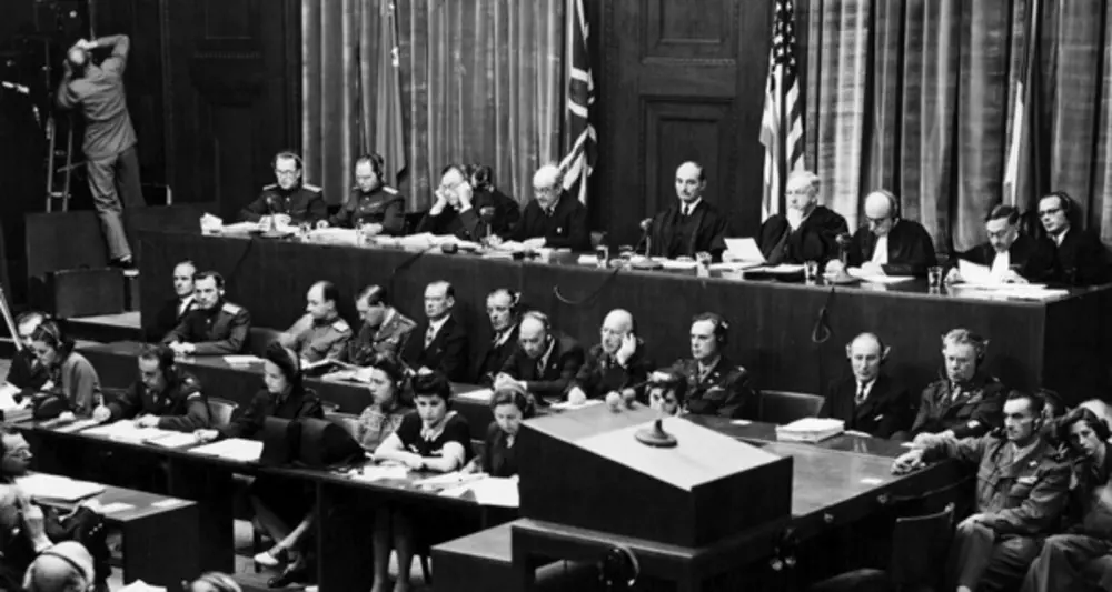 Das Tribunal während der Urteilsverkündung. Das Tribunal während der Urteilsverkündung. Von links: Alexander F. Wolchkow und Iola T. Nikitschenko (UdSSR), Norman Birkett und der Vorsitzende des IMT, Geoffrey Lawrence (Großbritannien), Francis Biddle und John J. Parker (USA) sowie Henri Donnedieu de Vabres und Robert Falco (Frankreich). Foto: Museen Nürnberg / National Archives, College Park, MD, USA.