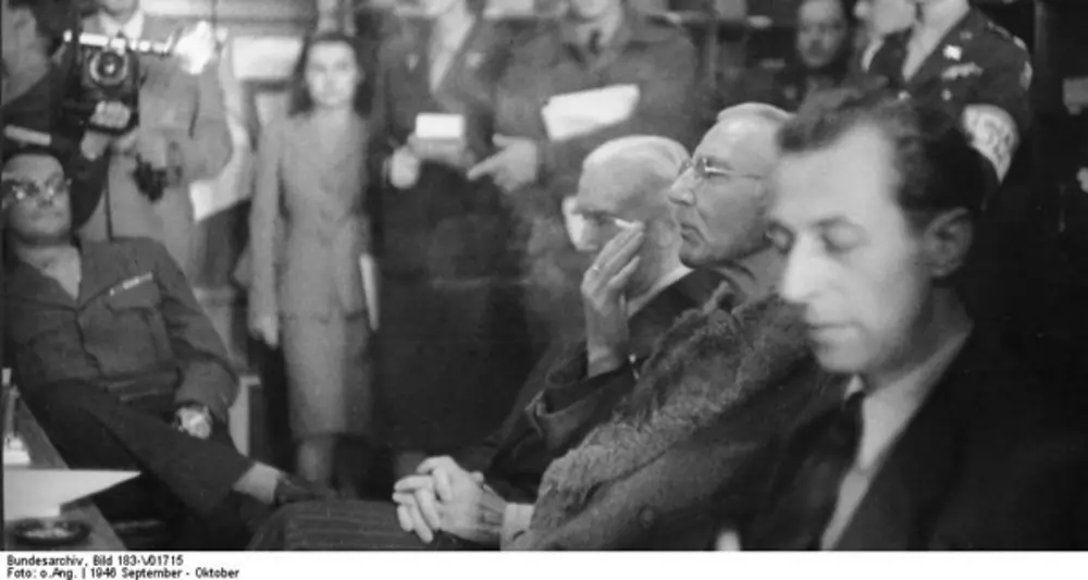 Die Angeklagten (von rechts) Hans Fritzsche, Hjalmar Schacht und Franz von Papen kurz nach ihrem Freispruch vor Pressevertretern. Foto: Bundesarchiv, Bild 183-V01715 / CC-BY-SA 3.0. Die Angeklagten (von rechts) Hans Fritzsche, Hjalmar Schacht und Franz von Papen kurz nach ihrem Freispruch vor Pressevertretern. Foto: Bundesarchiv, Bild 183-V01715 / CC-BY-SA 3.0.