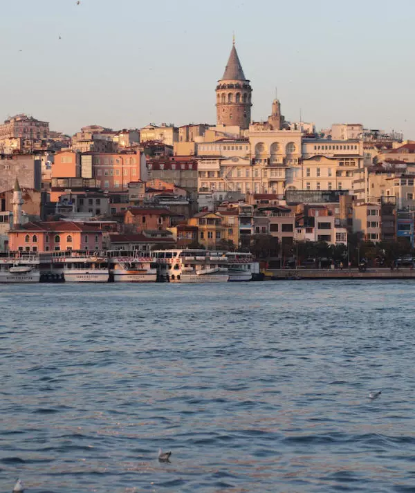 Blick vom Bosporus auf den Gala Turm in Istanbul. 