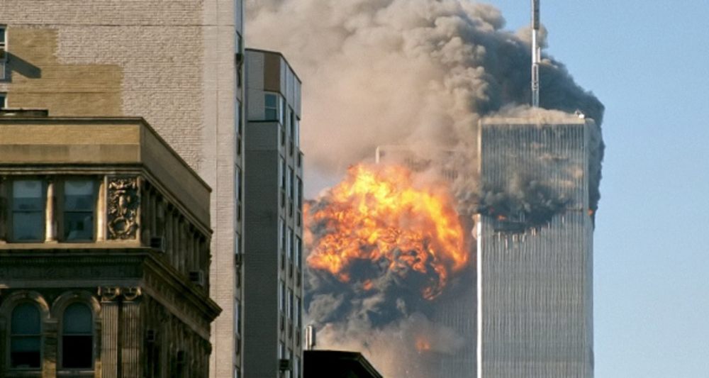 11. September 2001: World Trade Center in Flammen. Foto: TheMachineStops (Robert J. Fisch), wikimedia CC BY-SA 2.0