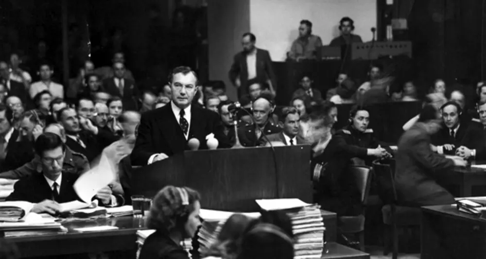 Robert H. Jackson, amerikanischer Hauptanklagevertreter, spricht vor Gericht in Nürnberg, 1946. Robert H. Jackson, amerikanischer Hauptanklagevertreter, spricht vor Gericht in Nürnberg, 1946. Foto: Museen Nürnberg / National Archives, College Park, MD, USA.