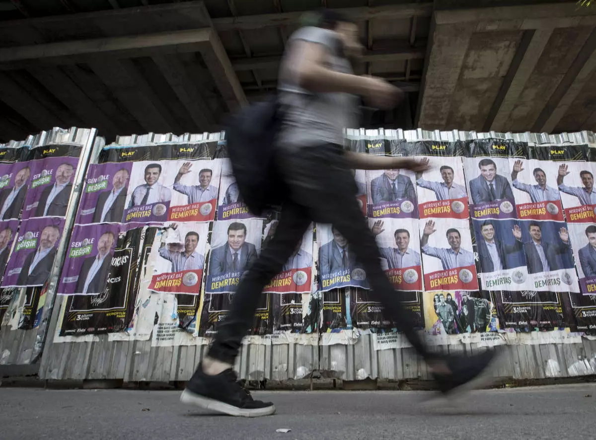 Zu den türkischen Parlamentswahlen 2018 trat als Kandidat der HDP Selahattin Demirtaş an, der während des Wahlkampfes in Untersuchungshaft saß und bis heute auf Grundlage von Terrorismusanschuldigungen inhaftiert ist.