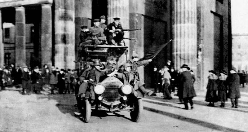 Ein Lastauto, mit revolutionären Matrosen und Soldaten besetzt, fährt durch das Brandenburger Tor. Novemberrevolution 1918 in Berlin. Foto: Bundesarchiv, Bild 183-B0527-0001-810 / Unbekannt / CC-BY-SA 3.0.