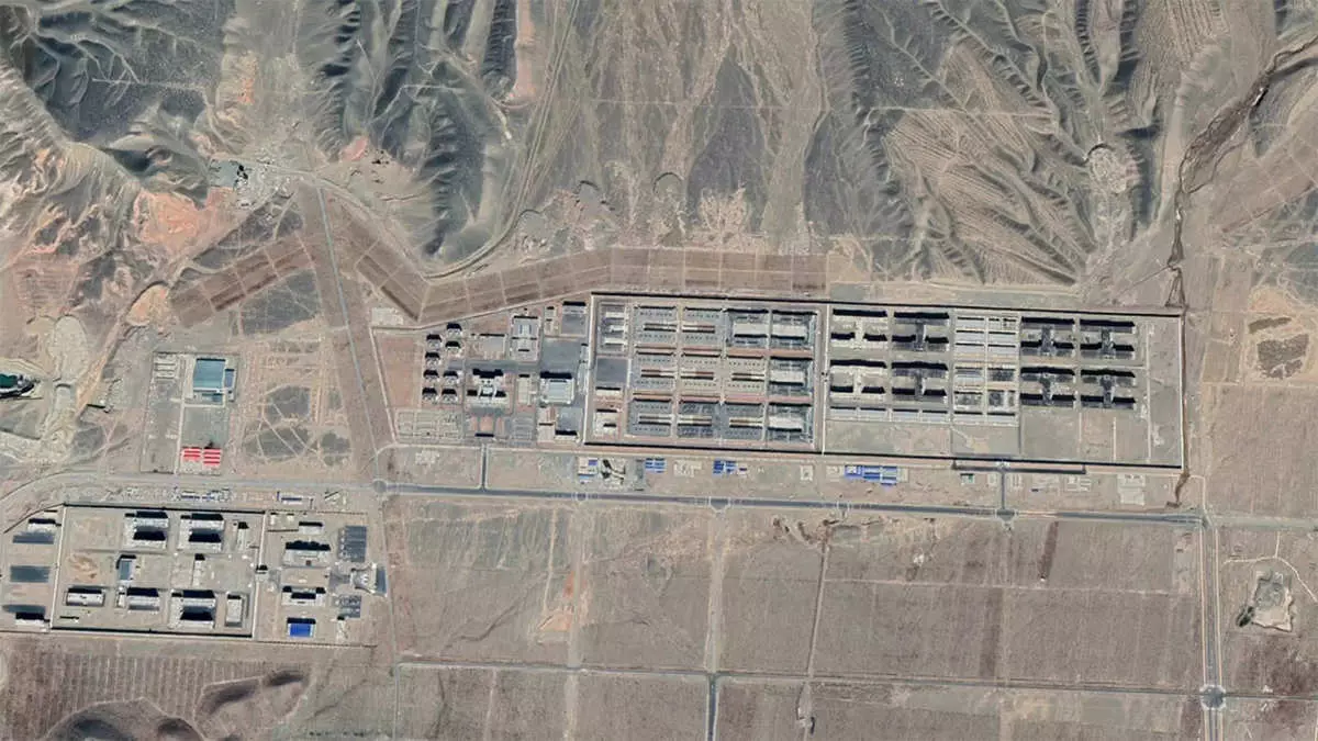 Satellitenaufnahme eines Internierungslagers in der chinesischen Provinz Xinjian. Die ethnische Minderheit der Uiguren sieht sich in Xinjian massiven Menschenrechtsverletzungen durch den chinesischen Staat ausgesetzt. 