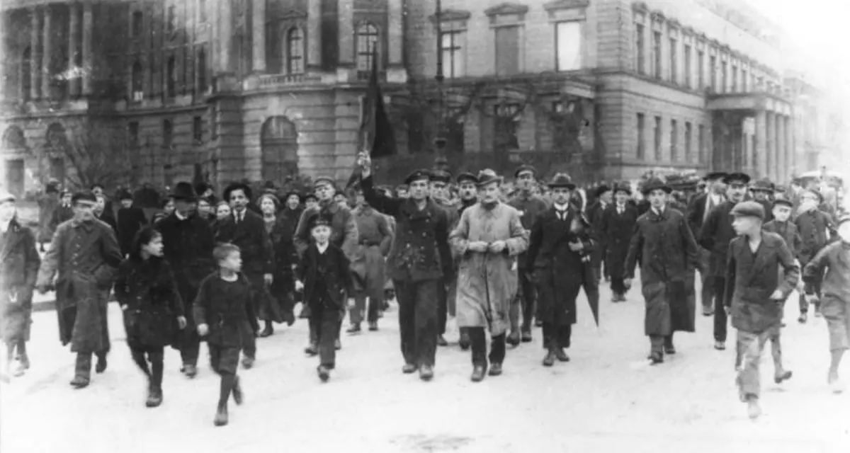 Demonstration am 9. November in Berlin, Unter den Linden, in Höhe der Universität. Foto: Deutsches Bundesarchiv. Bild 183-18594-0045 / CC-BY-SA 3.0.