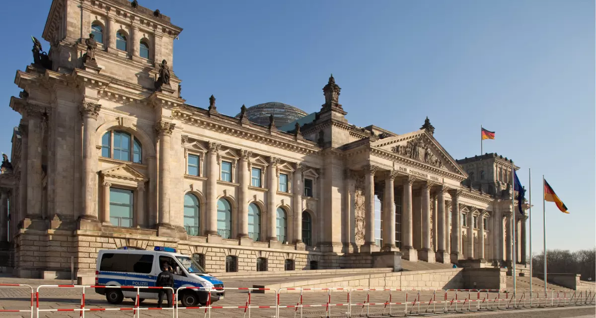 Polizei vor dem Bundestag. Foto: Adobe Stock | Tiberius Gracchus