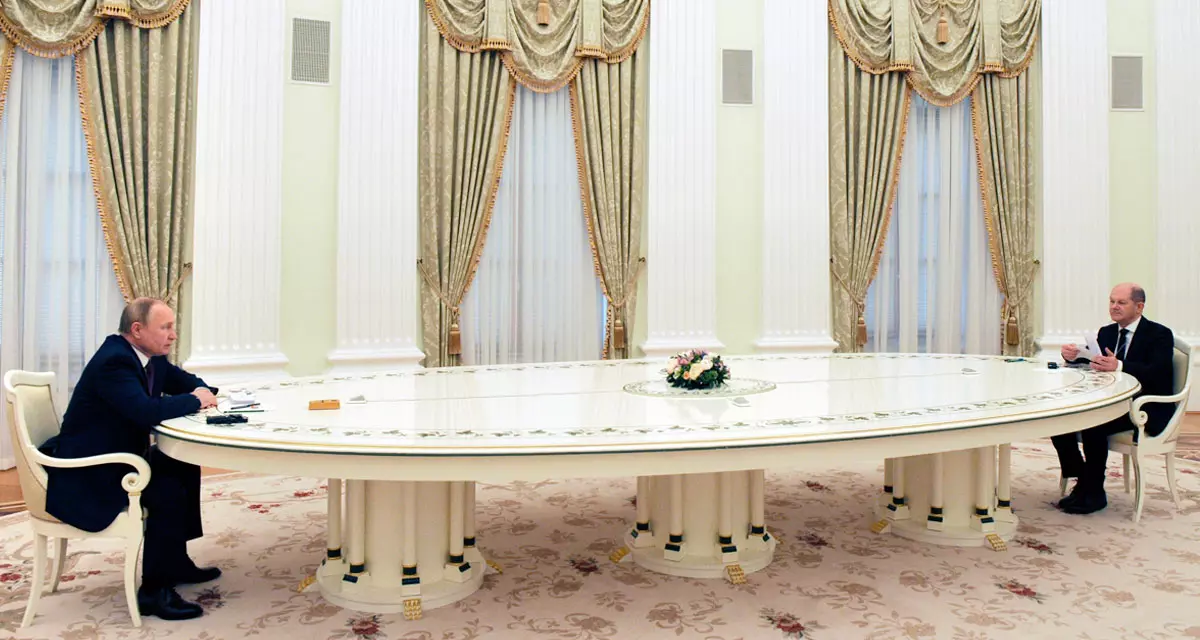 Der russische Präsident Wladimir Putin (links) und Bundeskanzler Olaf Scholz bei ihren Gesprächen im Kreml in Moskau, Februar 2022. Foto: picture alliance, Associated Press | Mikhail Klimentyev