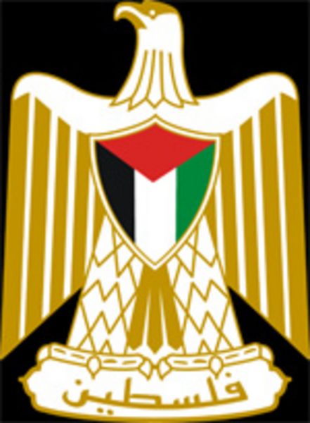 Das Wappen Palästinas ist ein silberner Adler Saladins. Auf der Brust trägt er ein Schild mit den Farben der Flagge. In den Fängen des Adlers ein Spruchband mit dem Namen des Staates. Grafik: wikimedia | gemeinfrei