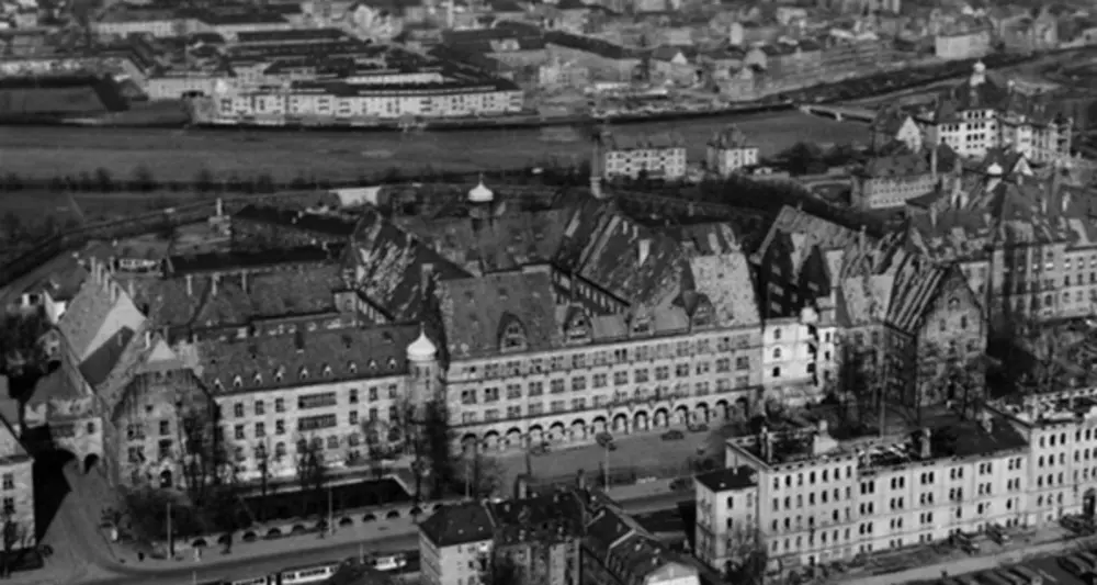 Luftaufnahme des Justizpalastes und des Gefängnisses, Ort der Nürnberger Prozesse. Foto: Harry S. Truman Library & Museum; public domain. Luftaufnahme des Justizpalastes und des Gefängnisses, Ort der Nürnberger Prozesse. Foto: Harry S. Truman Library & Museum; public domain.