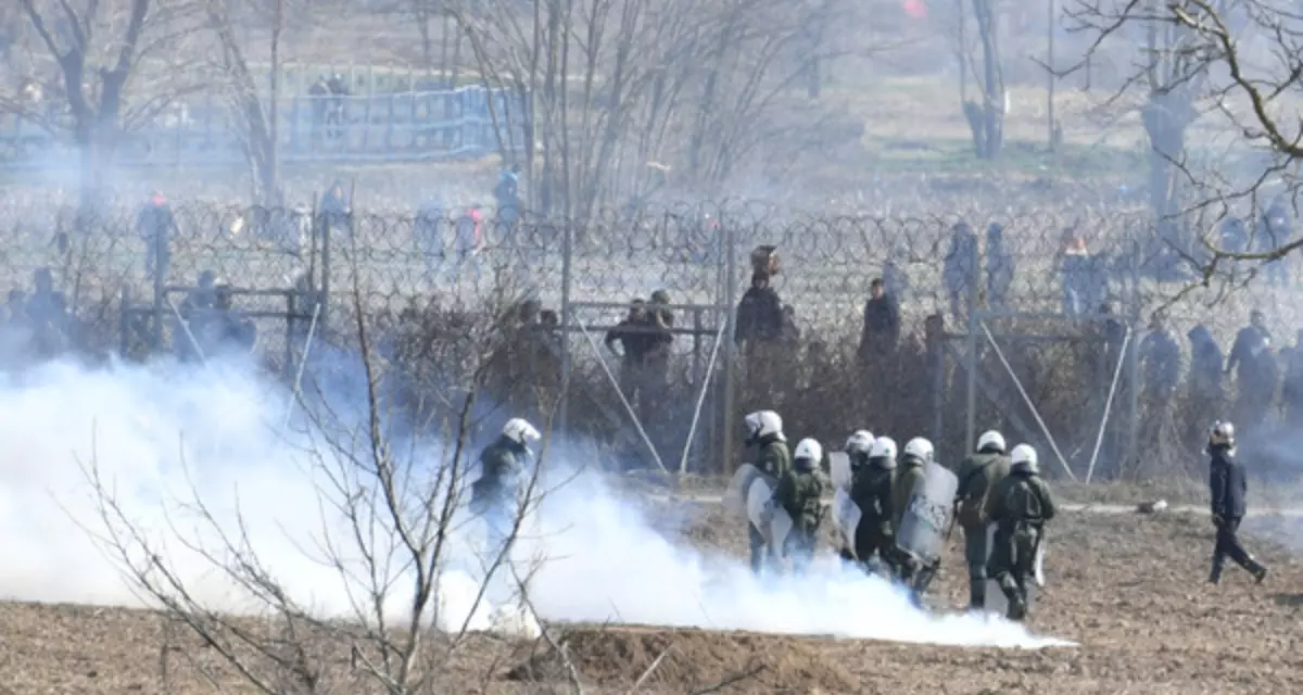 Griechische Polizisten hindern Migrant*innen am Grenzübertritt. 07.03.2020, nahe des Grenzübergangs Kastanies, Evros, Griechenland. Foto: picture alliance/Mikhail Voskresenskiy/Sputnik/dpa