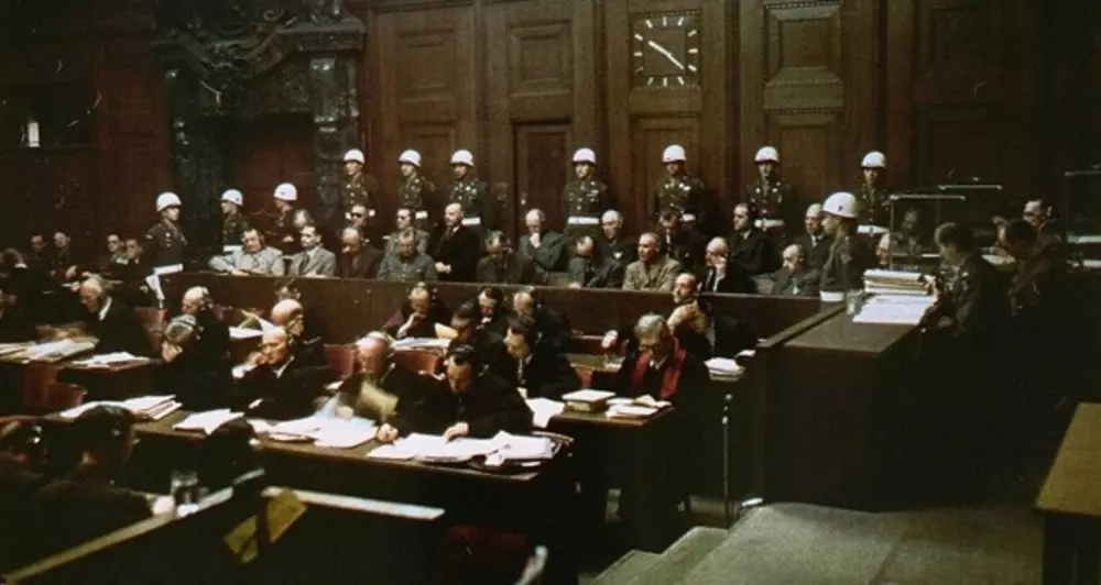 Die Angeklagten und ihre Anwälte beim Internationalen Militärgerichtsprozess gegen Kriegsverbrecher in Nürnberg. Die Angeklagten und ihre Anwälte beim Internationalen Militärgerichtsprozess gegen Kriegsverbrecher in Nürnberg. Foto: United States Holocaust Memorial Museum, courtesy of National Archives and Records Administration; public domain.