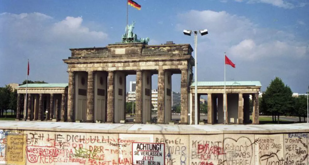 Brandenburger Tor mit Berliner Mauer. Foto: Bundesarchiv, B 145 Bild-F079009-0032 / CC-BY-SA.