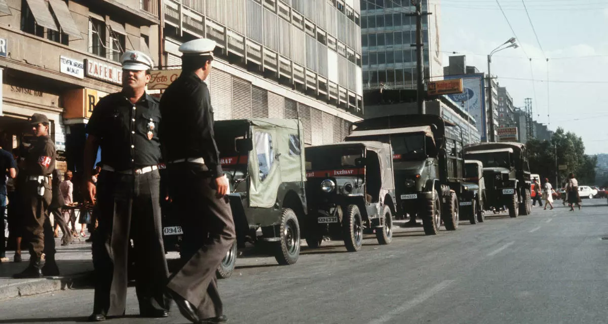 Bei dem Putsch 1980 bediente sich der Generalstabschef Kenan Evren der militärischen Stärke der türkischen Armee und der Einführung des Kriegsrechts, um die Regierung Süleyman Demirels zu stürzen.