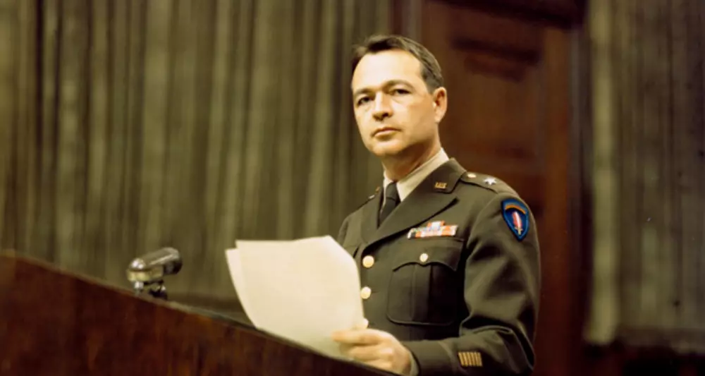 Telford Taylor klagte ab Oktober 1946 als Hauptankläger vor dem amerikanischen Militärgerichtshof in Nürnberg zahlreiche weitere NS-Kriegsverbrecher in den zwölf Nachfolgeprozessen an. Telford Taylor klagte ab Oktober 1946 als Hauptankläger vor dem amerikanischen Militärgerichtshof in Nürnberg zahlreiche weitere NS-Kriegsverbrecher in den zwölf Nachfolgeprozessen an. Bildnachweis: Stadtarchiv Nürnberg, Foto: Ray D'Addario (1946). (StadtAN A 65/II Nr. RA-218-D)