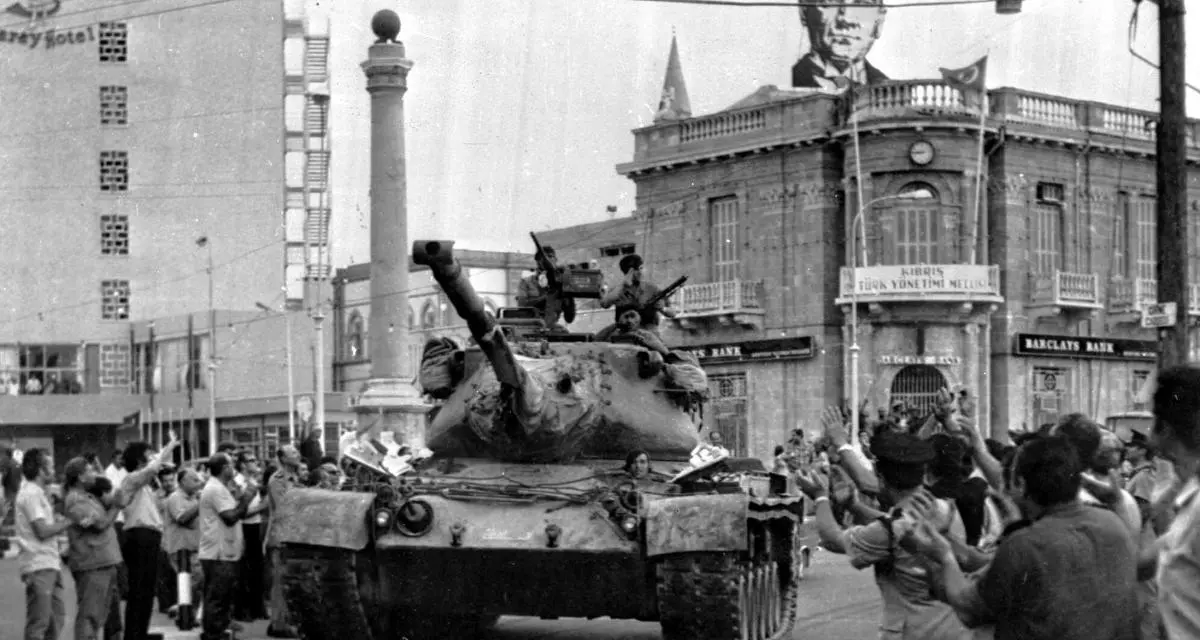 1974 marschieren türkische Truppen in Zypern ein.