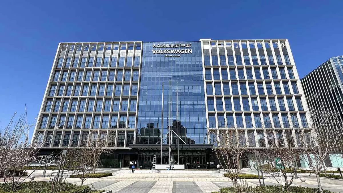 Hauptquartier des Volkswagen Konzerns in China. Der deutsche Automobilhersteller betreibt gemeinsam mit dem chinesischen Staatskonzern SAIC eine Fabrik in der Provinz Xinjian. Der Wolfsburger Konzern betont, keine Hinweise auf Menschenrechtsverletzungen im Umfeld des Werks zu haben. Nach öffentlichem Druck möchte VW die Arbeitsbedingungen im Werk nun doch von externen Experten prüfen lassen.