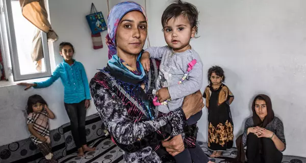 Syrische Familie, die durch den Krieg vertrieben wurden, fand Unterkunft im Lager Domiz im Nordirak. Quelle: UNHCR / Andrew McConnell.