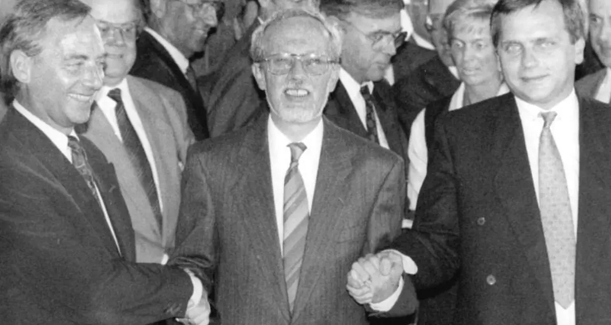 Händedruck der Verhandlungsführer Günther Krause (Staatssekretär DDR), Lothar de Maizière (Ministerpräsident DDR), Wolfgang Schäuble (Bundesinnenminister, BRD). Foto: Bundesarchiv, Bild 183-1990-0831-031 / Settnik, Bernd / CC-BY-SA 3.0