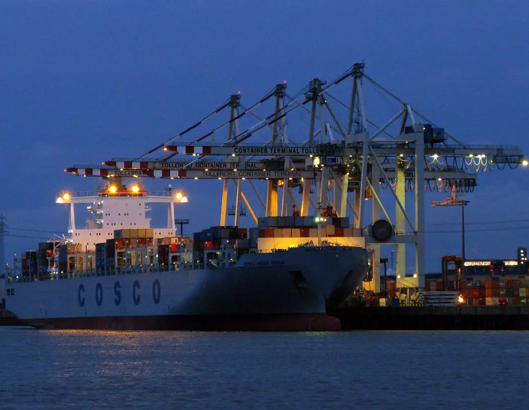Zwei Containerschiffe im Hamburger Hafen.