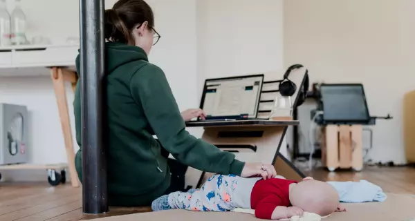 Es waren zum großen Teil Mütter, die während der Schul- und Kita-Schließungen im ersten Lockdown 2020 die Betreuung von Kindern übernahmen und sich in einer doppelten Verantwortung sahen. Foto: unsplash.com/standsome-worklifestyle