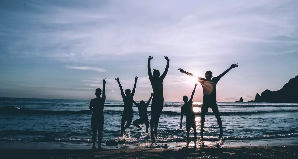 Symbolbild „Freiheit“ mit Menschensilhouetten am Strand. Foto: pexels | Bayu jefri