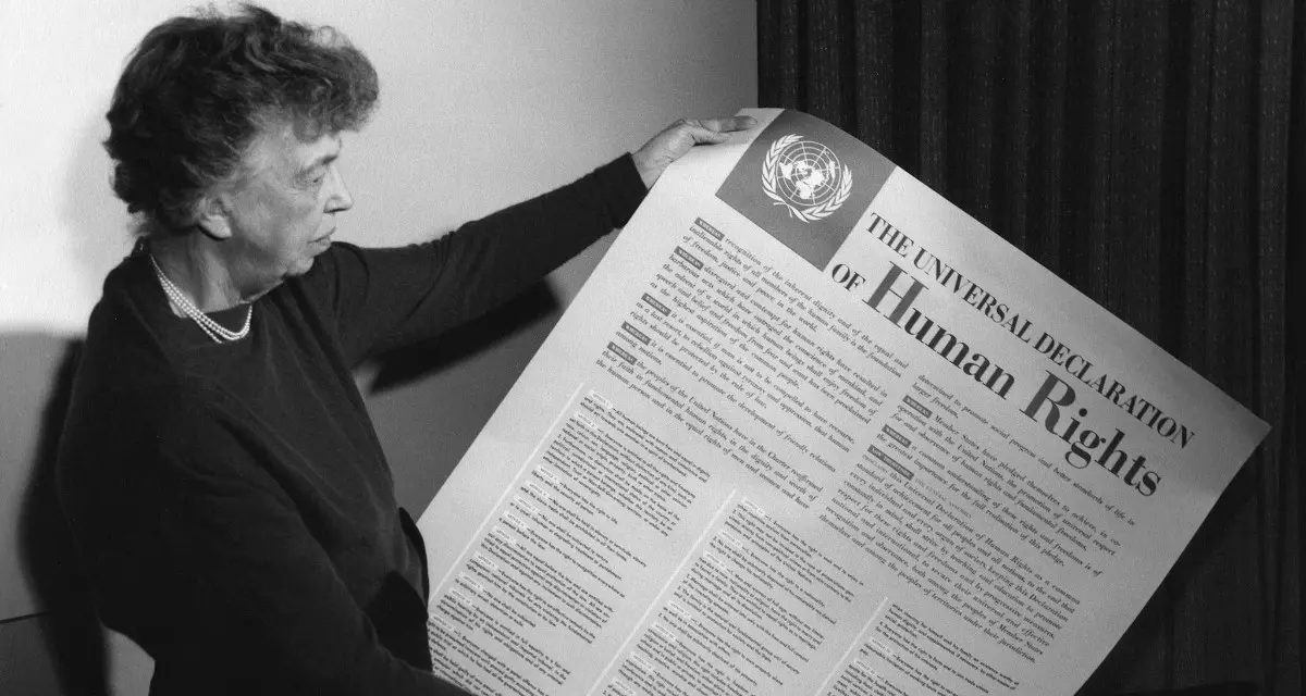Eleanor Roosevelt mit einer Ausgabe der Allgemeinen Erklärung der Menschenrechte. Foto: wikimedia | FDR Presidential Library & Museum | CC BY 2.0 