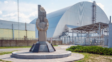 Atomkatastrophe von Tschernobyl. Sarkophag des zerstörten Blocks 4 und Denkmal. Foto: Adobe Stock | Diego Grandi