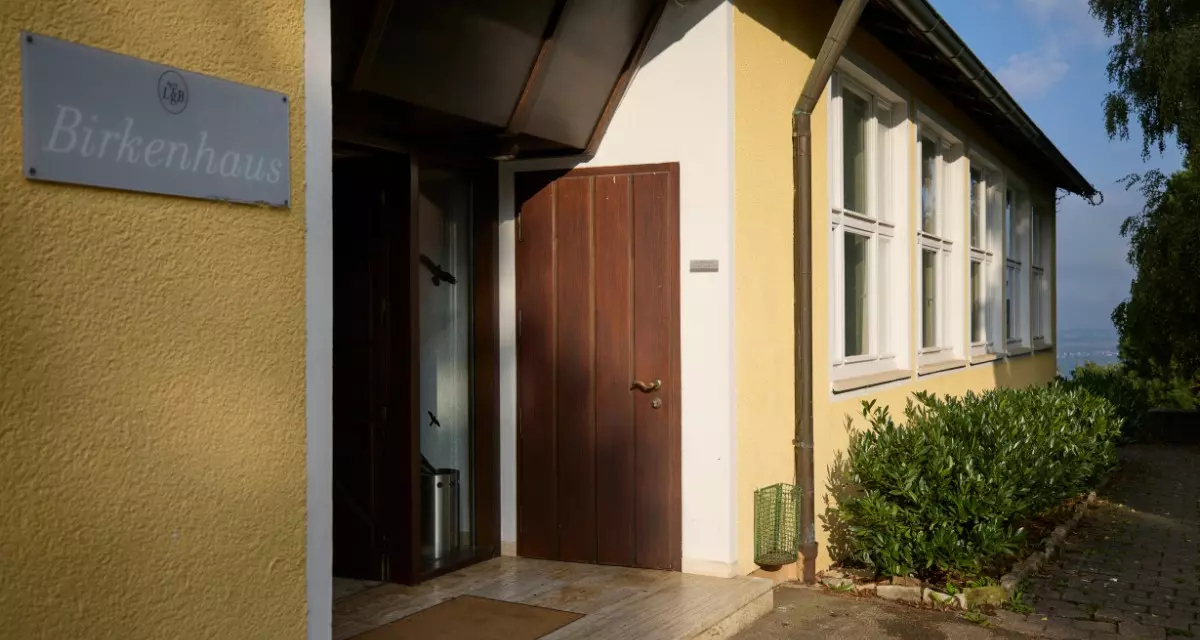 Eingang zum Birkenhaus auf dem Landgut Burg in Beutelsbach. Quelle: LpB BW | Foto: Gottfried Stoppel