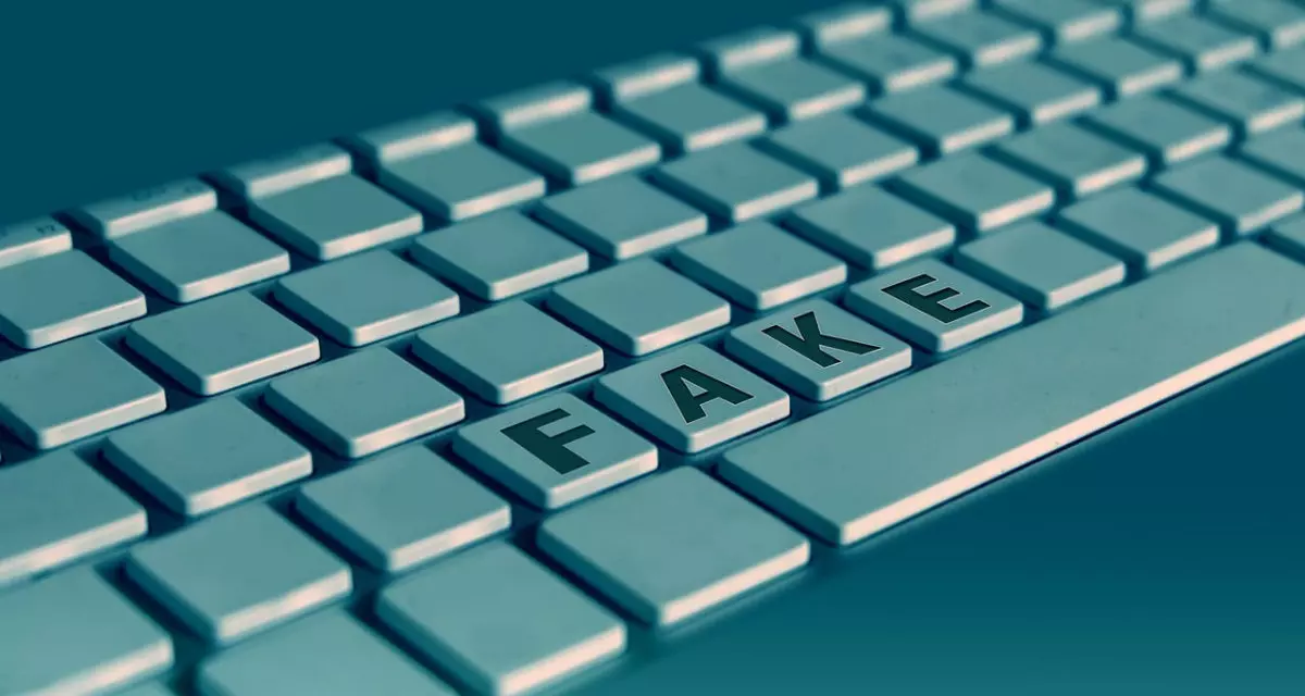 Tastatur, auf der "Fake" steht. Symbolfoto für Fake News