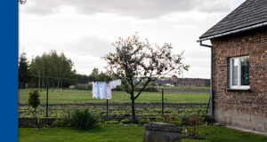 zum Rückblick (Garten und Wohnhaus von Emilia Kramarczyk in Brzezinka (Birkenau). Foto: Kai Loges und Andreas Langen (die arge lola), Stuttgart)