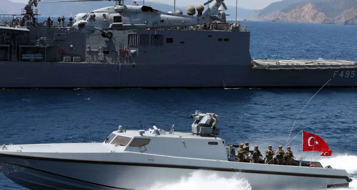 An einem „Distinguished Observer Day“ präsentierte sich das türkische Militär hochrangigen Politikern und Militärs während der Militärübung „Blaues Heimatland“. Über einen Zeitraum von zehn Tagen fand die Militärübung im April 2022 an verschiedenen Stätten im Schwarzen und im Mittelmeer statt.