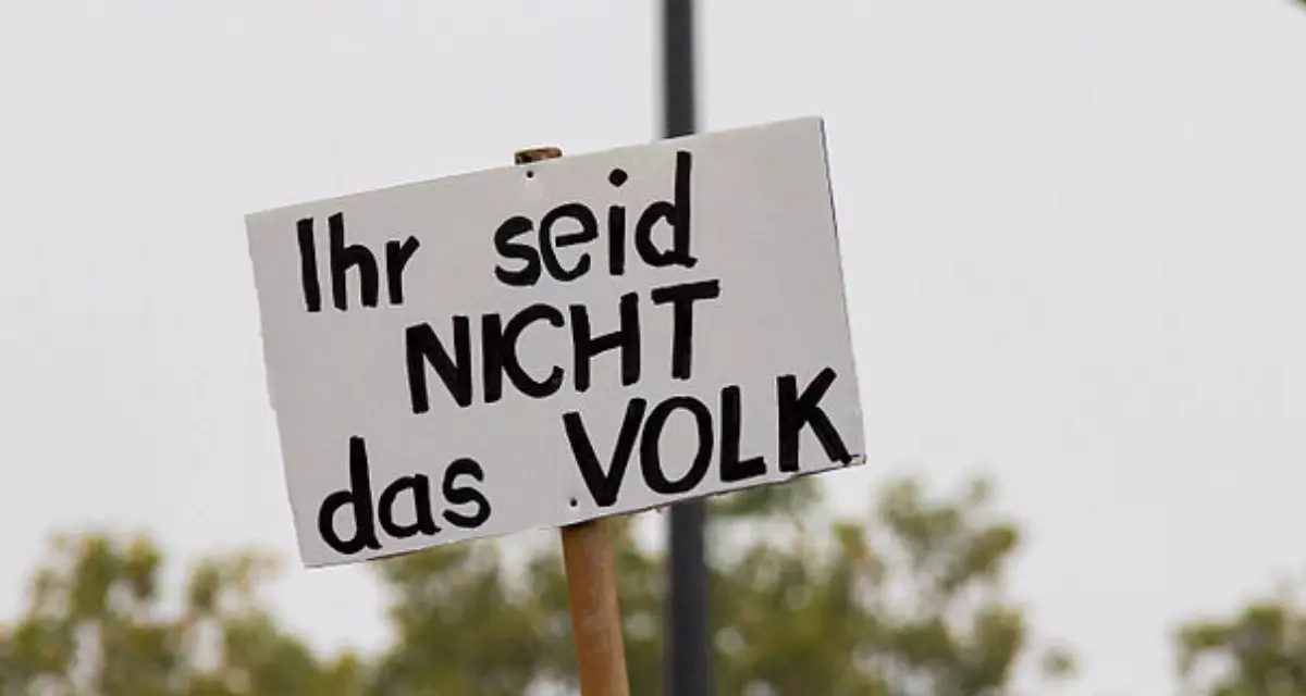 Schild: Ihr seid NICHT das Volk. Foto: wikimedia / Raimond Spekking; CC BY-SA 4.0