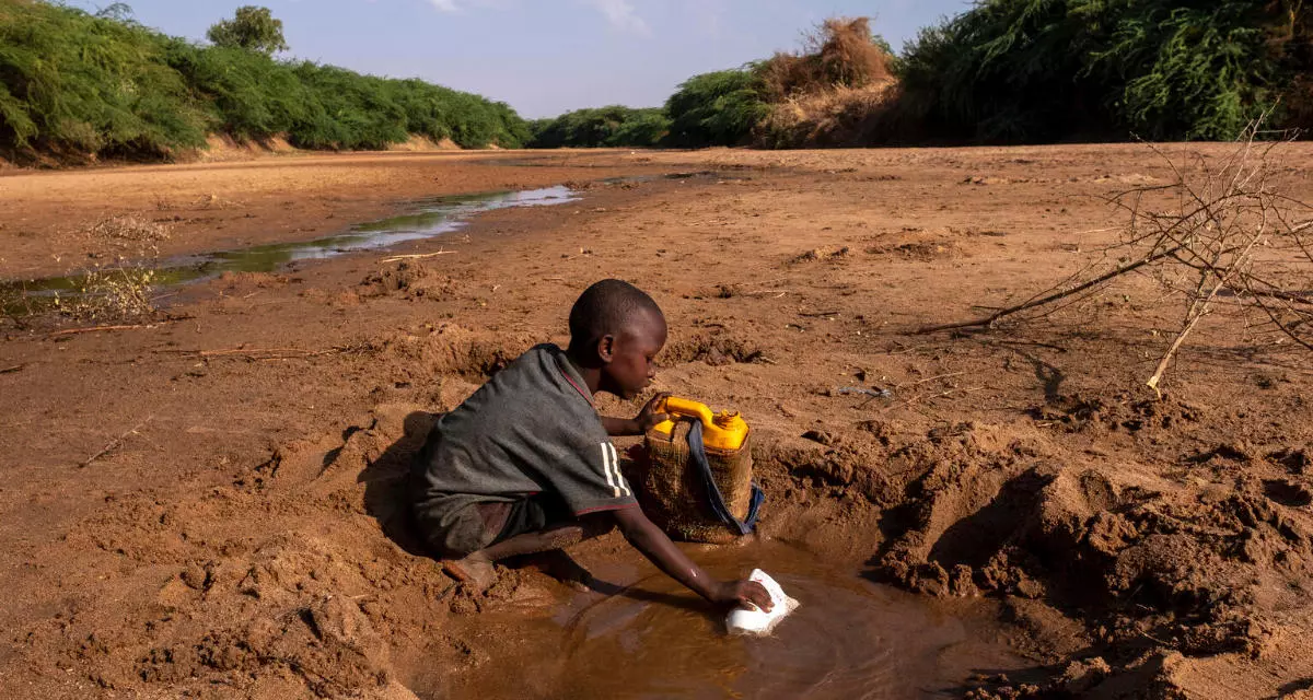 Junge in Somalia auf der Suche nach Wasser.