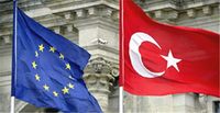 Flaggen der EU und Türkei. Foto: Lokum. Lizenz: CC BY-SA 3.0