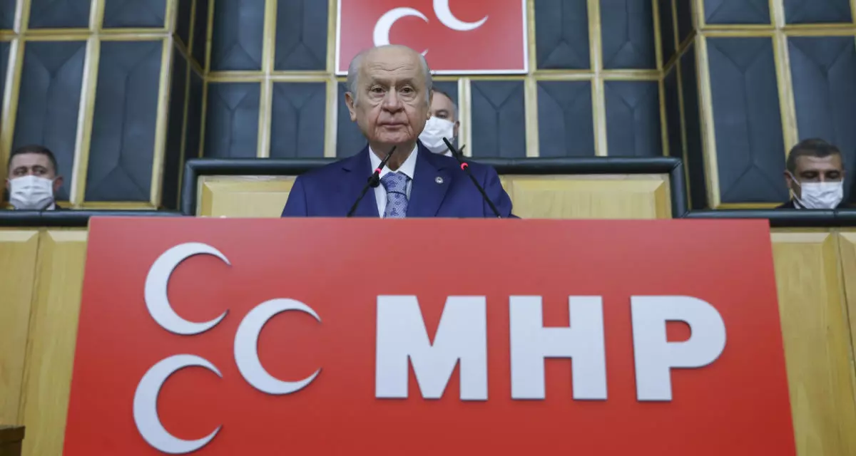 Devlet Bahçeli, Vorsitzender der rechtsextremen MHP, auf einem Parteitag im Februar 2022. 